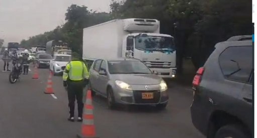 Camión con 32 toneladas de explosivos se parte en dos en la Autopista Norte de Bogotá