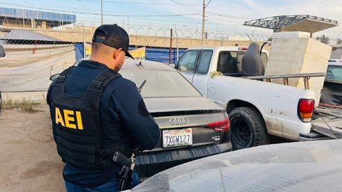 FGE asegura más de 100 vehículos en cateo a predio en Garita de Otay