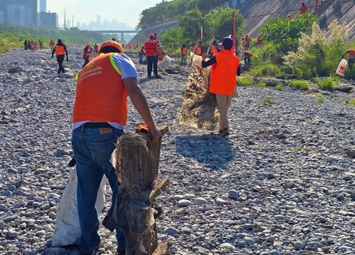 Impulsan acciones ambientales con limpieza masiva del Río Santa Catarina y pacto por un aire más limpio