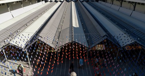 Resíduos Têxteis Transformam-se em Pérgula de Arte no Mercado do Bolhão