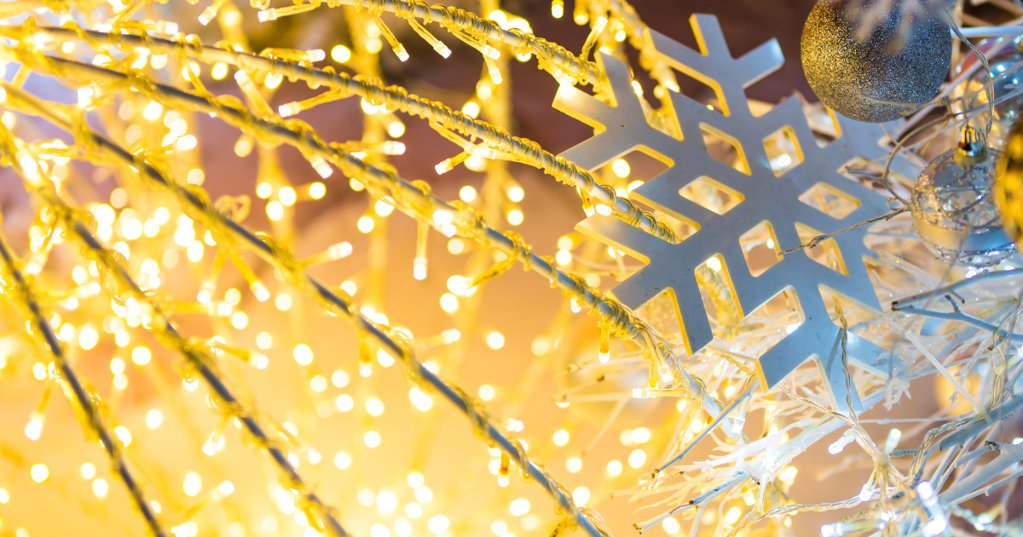 Vigo inicia montagem das iluminações de Natal em pleno verão