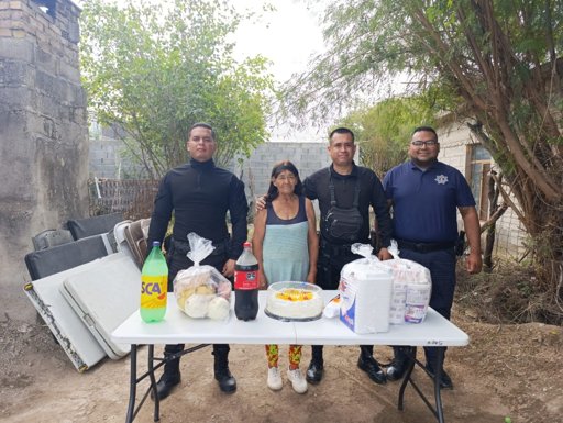Policías de San Buenaventura Festejan el Cumpleaños de una Adulta Mayor en Gesto de Proximidad Social