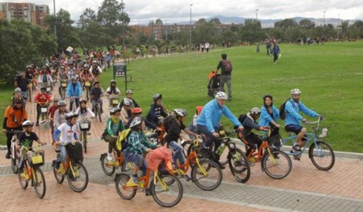 Bogotá impulsa la movilidad escolar segura con la entrega de bicicletas a guías ciclistas