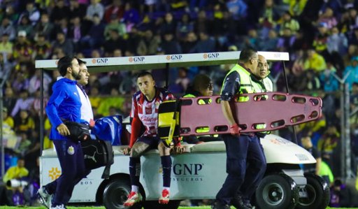 Lesión de Roberto Alvarado empaña la victoria de Chivas en el Clásico