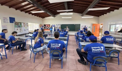 Postobón y Alcaldía de Medellín entregan mobiliario escolar hecho con material reciclado