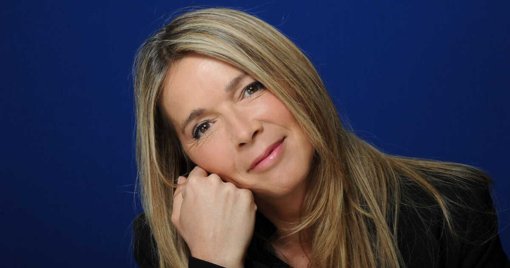 Hélène Rollès : l'annulation d'un concert crée la polémique, son producteur monte au créneau