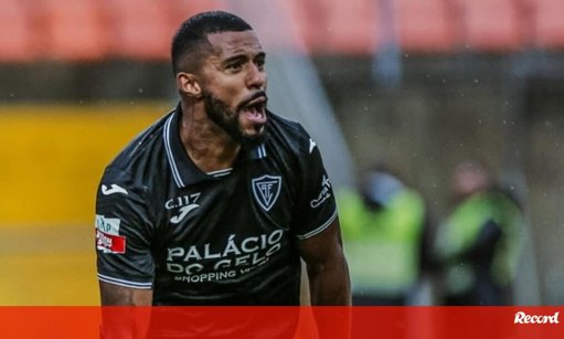 Póquer de André Clóvis na goleada do Académico de Viseu sobre o Leixões