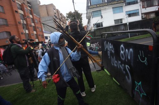 Protestas en Bogotá escalan en violencia: policías son heridos con flechas cerca de la Embajada de EE.

UU.