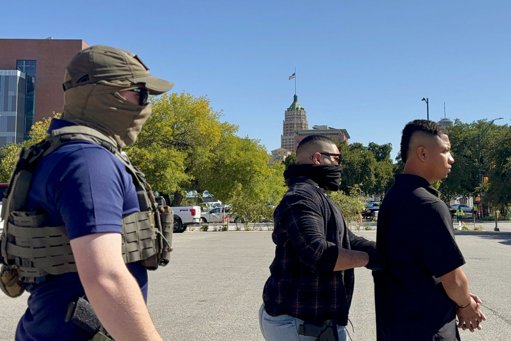 Gobierno de Trump planea red de almacenes para detener a 80,000 migrantes