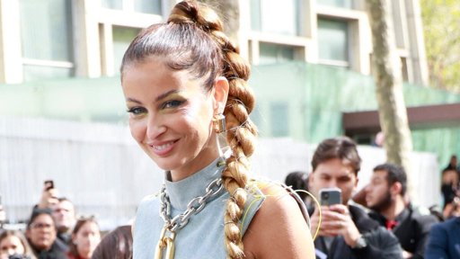 Malika Ménard dément avec humour les rumeurs de grossesse sur Instagram