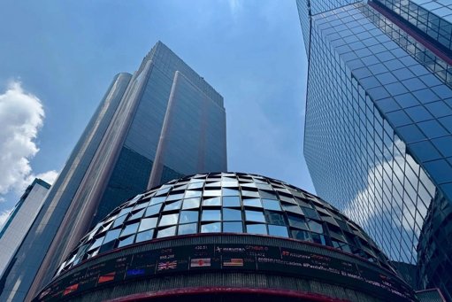 Wall Street Cierra Mixto ante Señales Contradictorias de la Fed