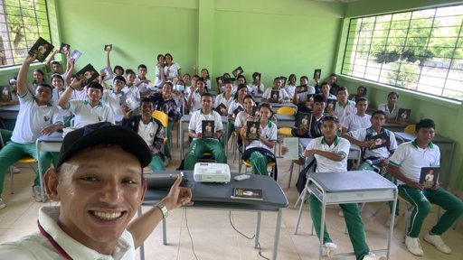 Orgullo nacional: Dos docentes colombianos entre los 50 finalistas al Global Teacher Prize