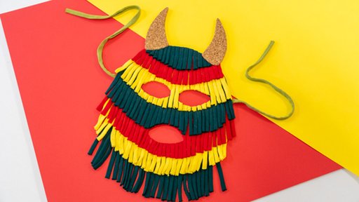 Comunidades Locais Celebram o Halloween com Grandes Festas Públicas