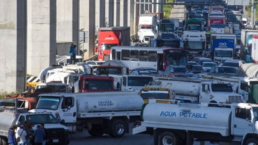 Bloqueos de piperos colapsan el Valle de México en protesta por operativos contra 'huachicol de agua'