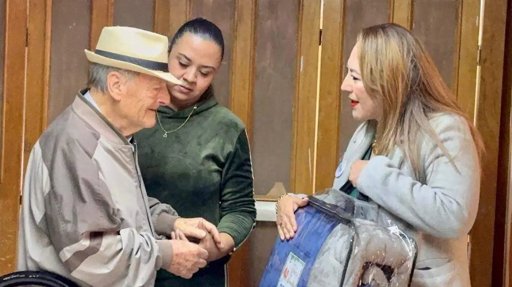 DIF Parral entrega cobijas a casa de asistencia para adultos mayores