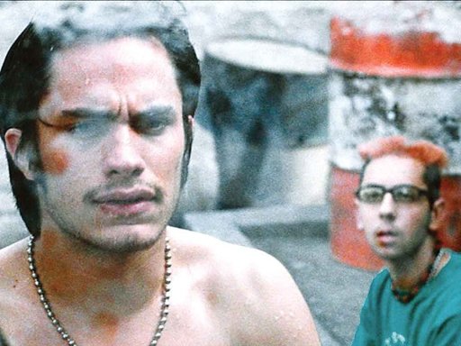 A 25 años de su estreno, 'Amores Perros' regresa a cines y se celebra con una instalación artística