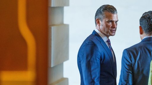 Administração Trump Intensifica Controversa Campanha Militar Contra Narcotráfico