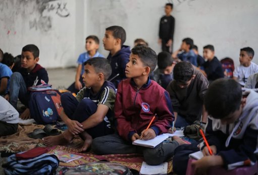 Tras dos años de guerra, niños de Gaza regresan a las aulas en condiciones precarias