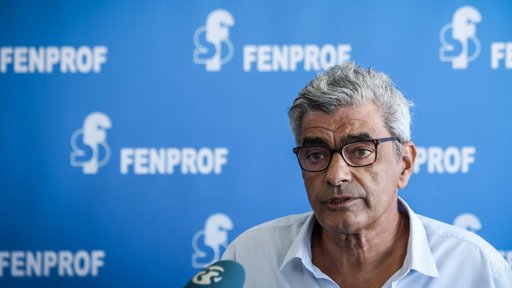 Professores Retomam Greve ao Sobretrabalho e Horas Extraordinárias