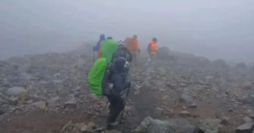 Rescatan con vida a 11 alpinistas extraviados en el Pico de Orizaba