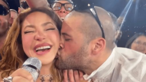 Beso no consentido a Shakira durante un concierto desata debate viral