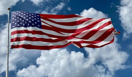 Mercado laboral de EE. UU. se enfría y motiva recorte de tasas de la Fed a 3,50 %-3,75 %