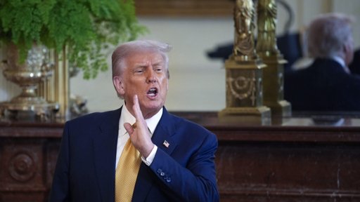 Trump Anuncia Novas Tarifas sobre Semicondutores e Ameaça UE