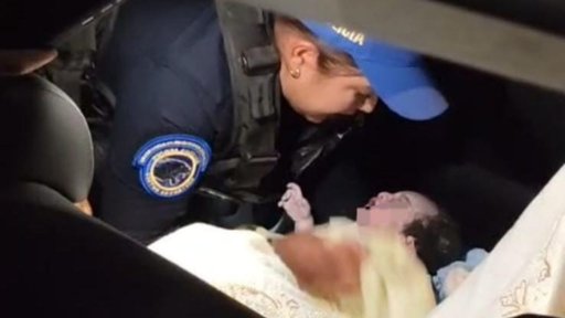 Policías de la CDMX asisten a mujer en labor de parto en plena calle
