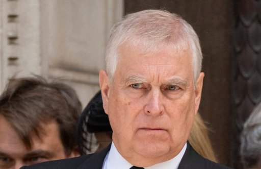 Le prince Andrew renonce à ses titres face à la pression croissante