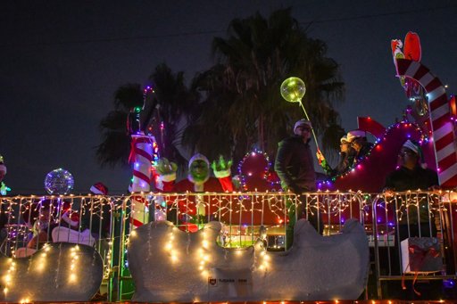 Carros alegóricos y luces llenan de espíritu navideño las calles de Tijuana
