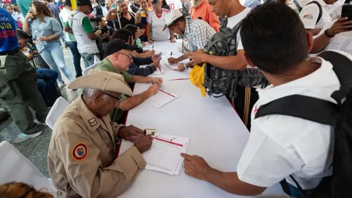Gobierno de Maduro responde a EE.

UU. con movilización militar y discursos desafiantes