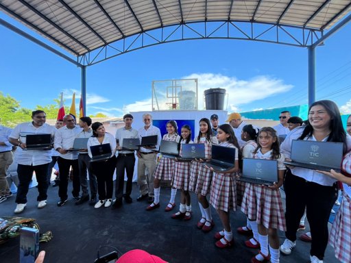 MinTIC destina $46.000 millones y entrega más de mil computadores para reducir brecha digital en el Atlántico
