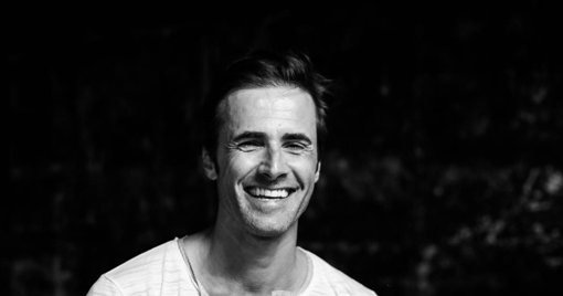 Ator Romeu Costa Partilha Reflexões Íntimas no Podcast “A Beleza das Pequenas Coisas”