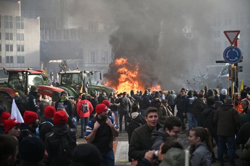 Crise agricole : des milliers d'agriculteurs européens manifestent à Bruxelles contre l'accord UE-Mercosur