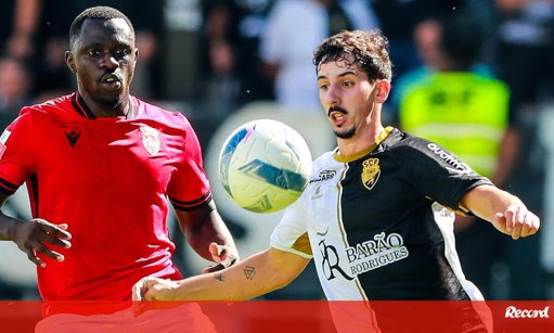 Farense e Penafiel Anulam-se em Empate sem Golos