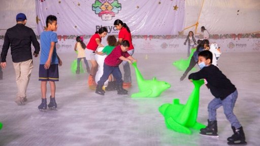 Playa del Carmen inaugura la pista de hielo gratuita más grande de Quintana Roo