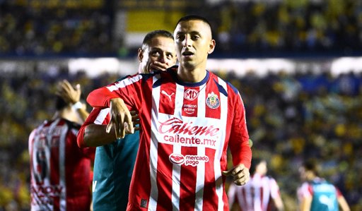 Roberto Alvarado regresa a los entrenamientos pero Chivas maneja su recuperación con cautela