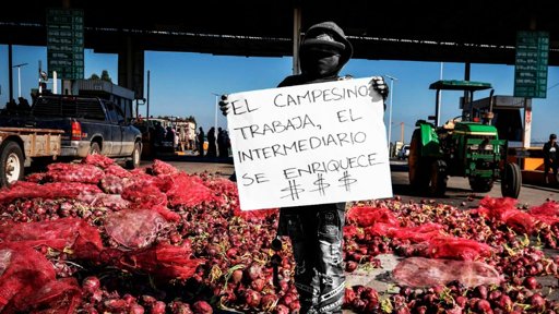 Gobierno y agricultores pactan acuerdo; se levantan bloqueos carreteros