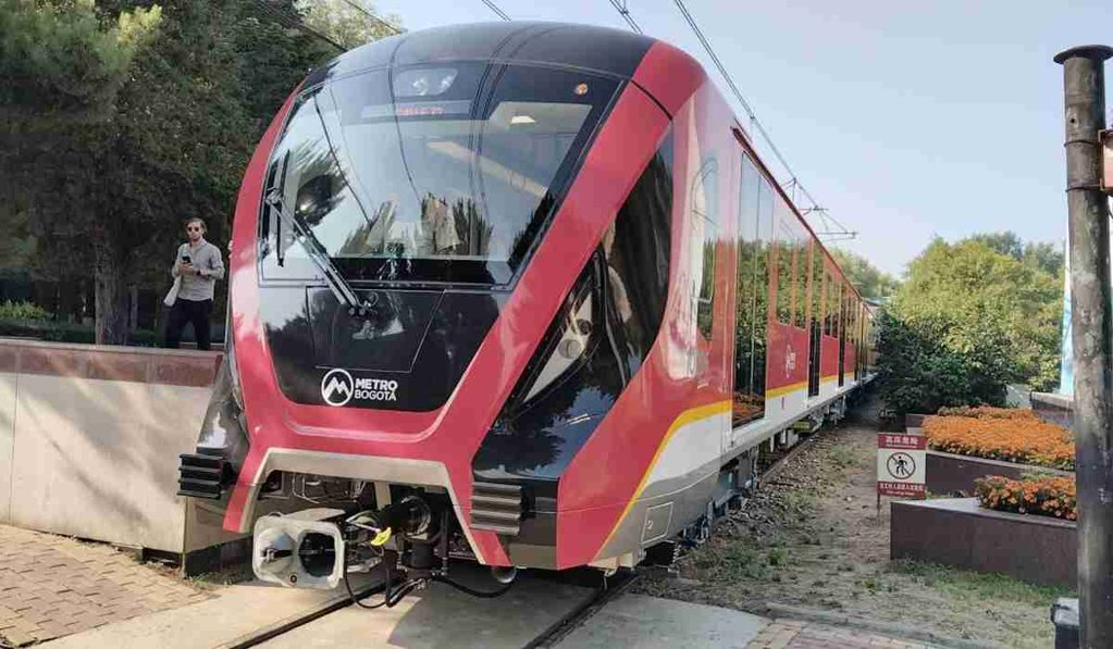 Primer tren del Metro de Bogotá inicia su travesía desde China hacia Colombia