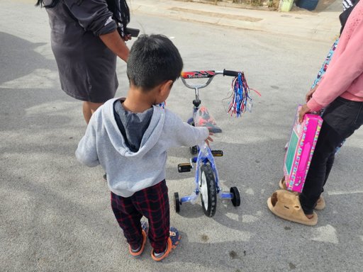 Policías de Ciudad Juárez reparten 4,500 juguetes y 150 bicicletas en caravana de Reyes Magos
