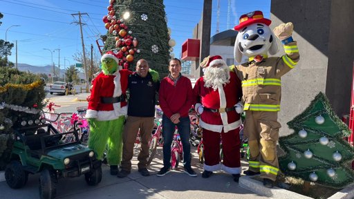 Campaña 'Santa Bombero' en Ciudad Juárez une a la comunidad en una colecta masiva de juguetes