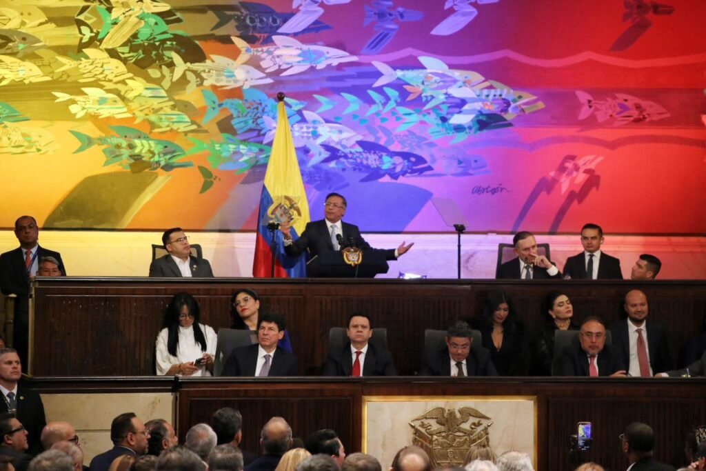 Presidente Petro Amenaza con Liquidar Concesiones de Medios de Comunicación