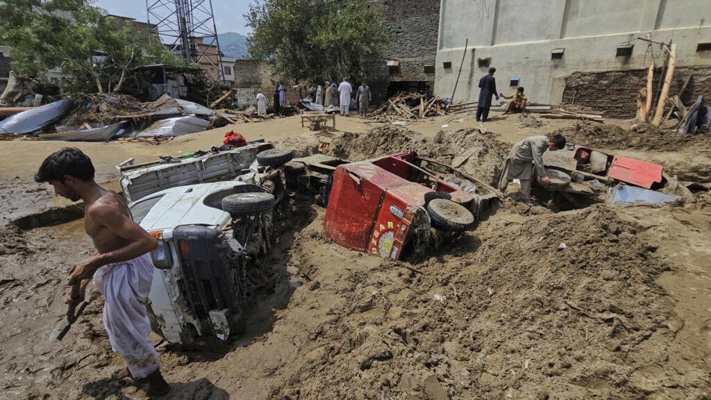 Lluvias monzónicas dejan cientos de muertos y desaparecidos en Pakistán