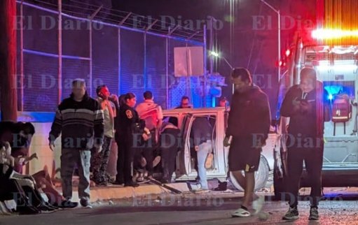 Camioneta cae a un desnivel en Chihuahua; un hombre muere y otros resultan heridos