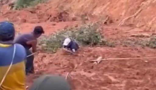 Rescatan a maestro atrapado en deslave mientras llevaba víveres a comunidades aisladas en Hidalgo