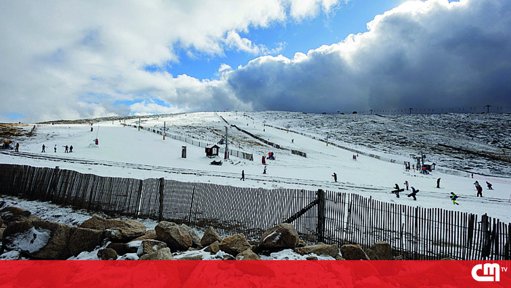 Primeiro Nevão do Ano Leva a Encerramento de Estradas na Serra da Estrela