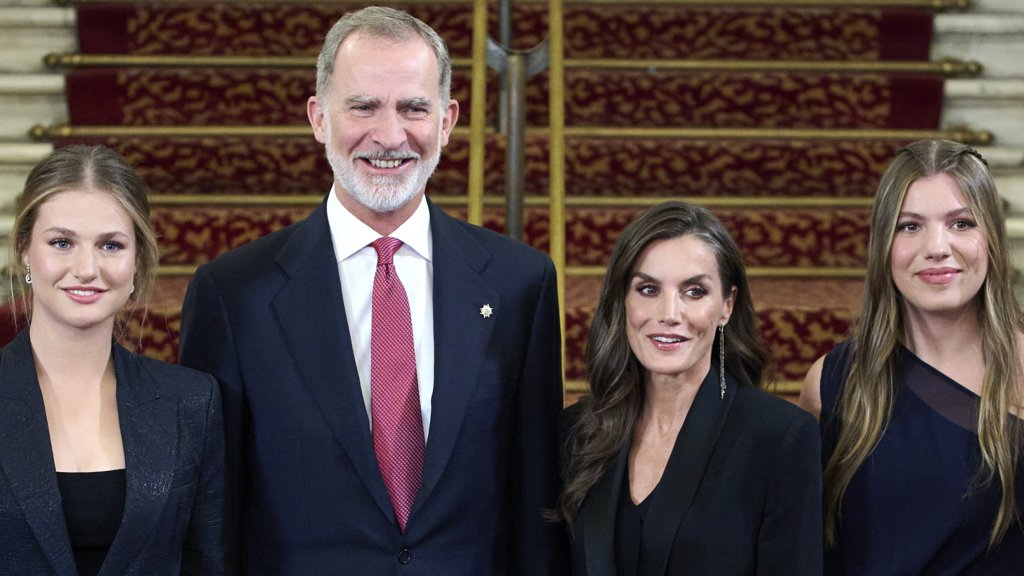 Família Real Espanhola em destaque com visuais coordenados e regresso de Leonor