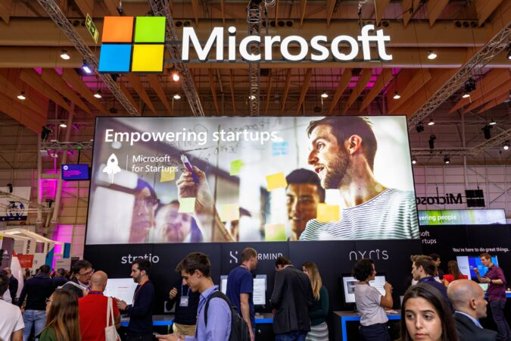 Crescimento da Microsoft Impulsionado pela 'Cloud' e Parceria Estratégica com a OpenAI