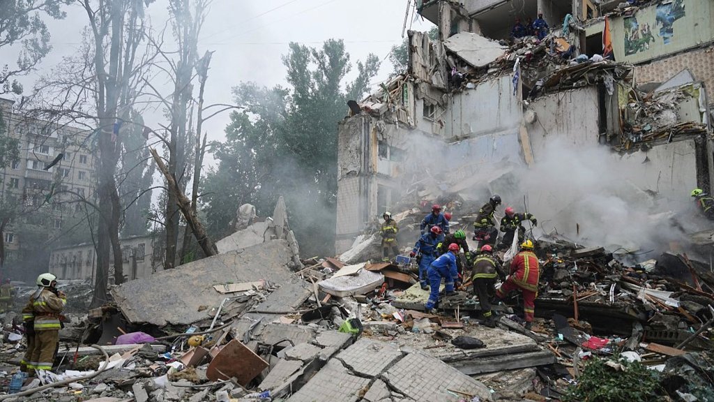 Ataque Russo em Kiev Causa Dezenas de Mortos, Incluindo Crianças