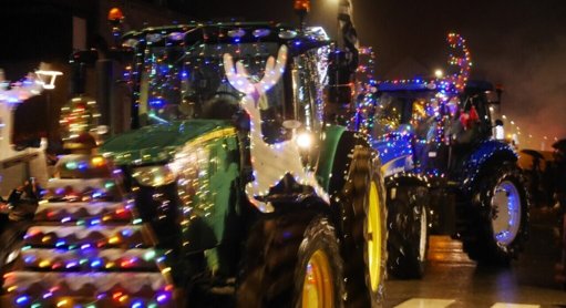 Des agriculteurs défilent en tracteurs illuminés près de Rennes